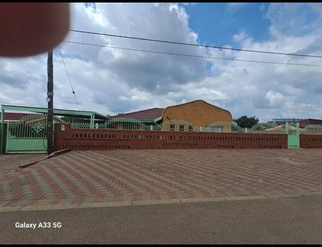 3 BEDROOM HOUSE FOR SALE IN MABOPANE UNIT B